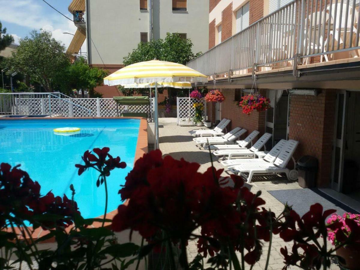 Hotel Otello Punta Marina Buitenkant foto
