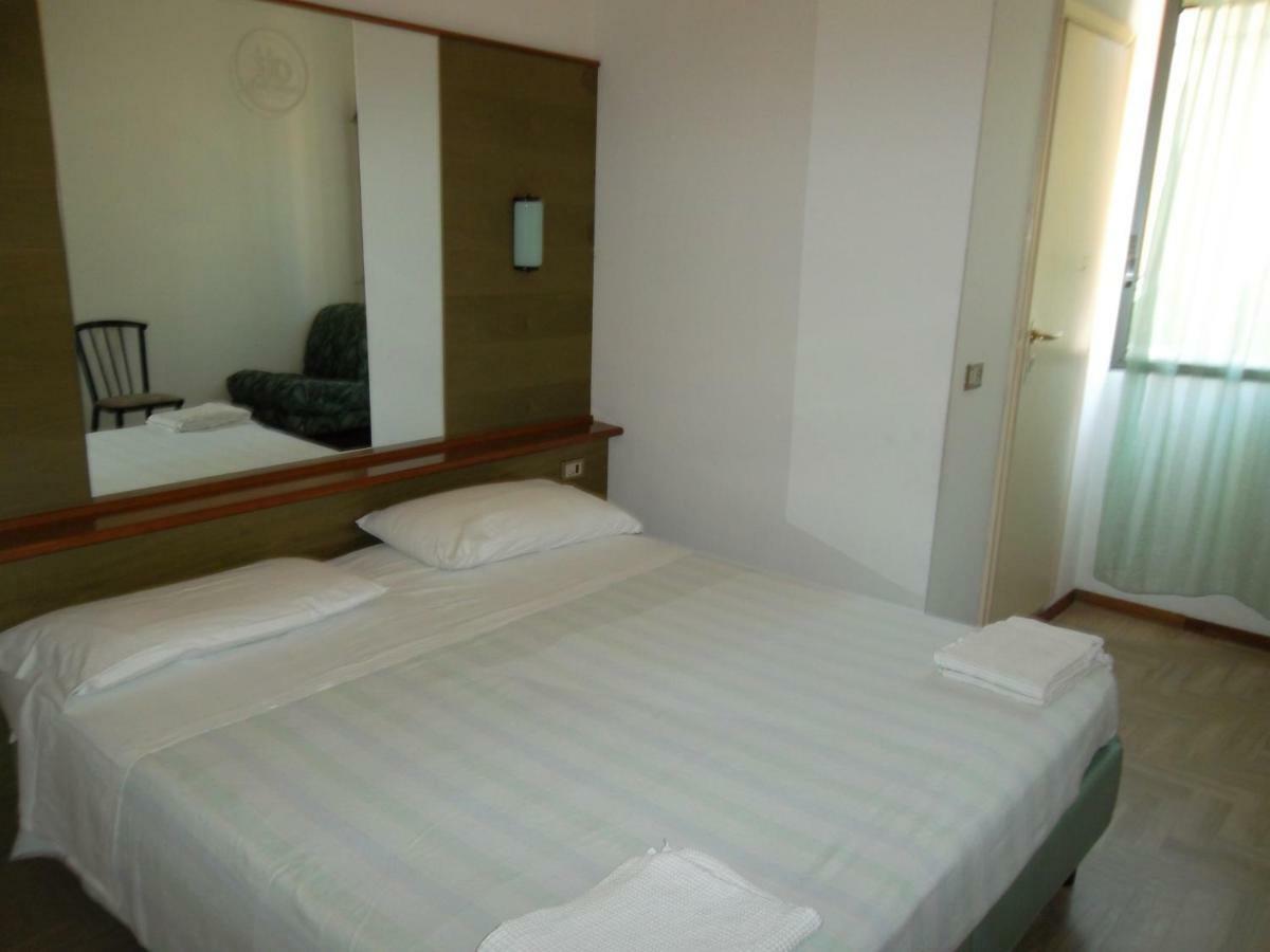 Hotel Otello Punta Marina Buitenkant foto