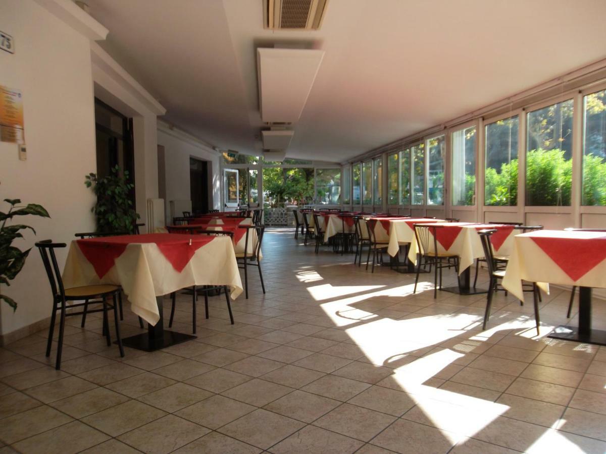 Hotel Otello Punta Marina Buitenkant foto