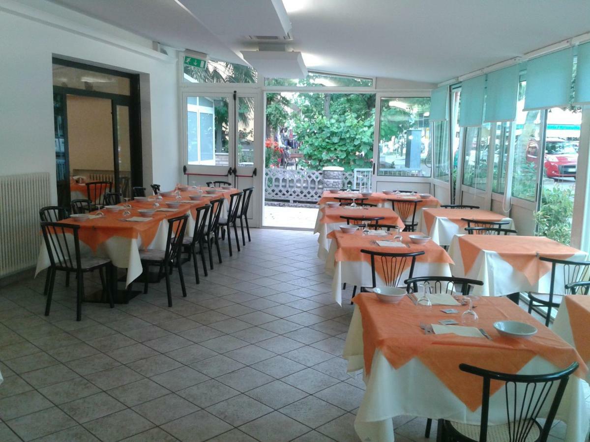 Hotel Otello Punta Marina Buitenkant foto